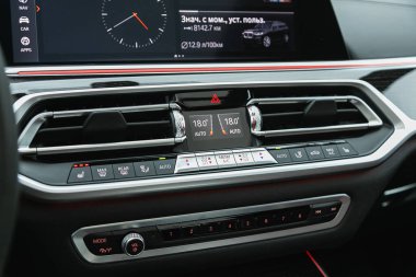 Novosibirsk, Rusya - 26 Ekim 2020: BMW X7, saptırıcı, araba havalandırma sistemi. Araba kliması. 