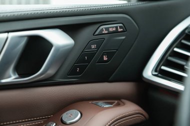 Novosibirsk, Rusya - 26 Ekim 2020: BMW X7, araç panelinde siyah koltuk ayarlama düğmeleri, ticari işaret yok