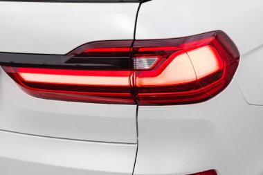 Novosibirsk, Rusya - 26 Ekim 2020: BMW X7, LED kırmızı stop lambası modern beyaz geçiş aracının detaylarını kapat.