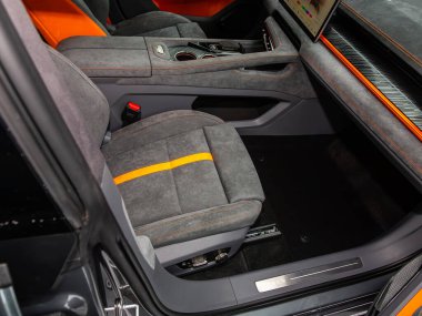 Novosibirsk, Rusya - 21 Aralık 2023: Zeekr 001, otomatik transmisyonlu yeni modern SUV arabasının içi, kontrol paneli