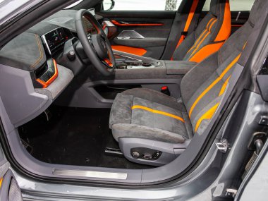 Novosibirsk, Rusya - 21 Aralık 2023: Zeekr 001, Araç İçi - direksiyon, vites kolu ve gösterge paneli, iklim kontrolü, hız göstergesi, ekran göstergesi.