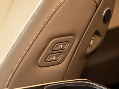 Novosibirsk, Rusya - 21 Aralık 2023: KIA Karnavalı, Sürücü koltuğu için boy ve pozisyon ayarlama paneli