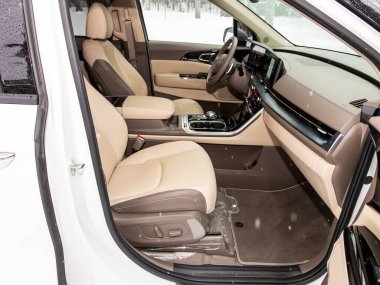 Novosibirsk, Rusya - 21 Aralık 2023: KIA Karnavalı, Araç İçi - direksiyon, vites kolu ve gösterge paneli, iklim kontrolü, hız göstergesi,.