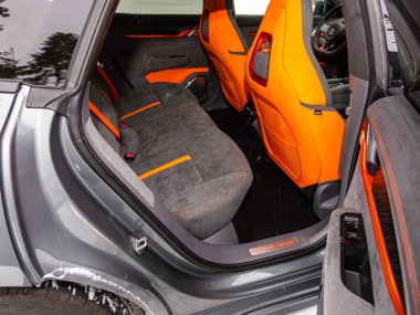 Novosibirsk, Rusya - 21 Aralık 2023: Zeekr 001, Deri iç tasarım, araç yolcuları ve emniyet kemerli sürücü koltukları.