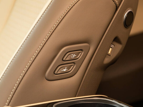 Новосибирск, Россия - 21 декабря 2023 года: Карнавал KIA, крупный план высоты и положение регулировочной панели для водительского кожаного сиденья