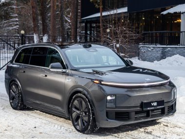 Novosibirsk, Rusya - 28 Aralık 2023: gri LI L9, SUV park halinde, ön manzara