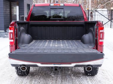 Novosibirsk, Rusya - 28 Aralık 2023 Dodge Ram 1500 Diesel, bagaja yakın çekim, far, tampon, ön görüş. Modern bir Picku 'nun dış görünüşü.