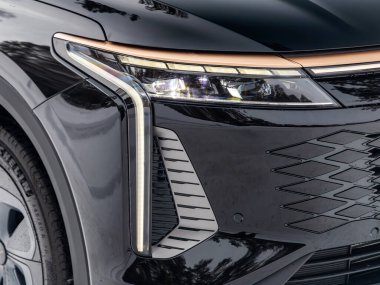 Novosibirsk, Rusya - 05 Ocak 2024: Siyah EXEED RX, modern bir arabanın parlayan farları