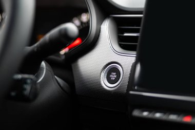 Motoru çalıştır düğmesi modern bir spor arabanın siyah lüks iç mekanından.