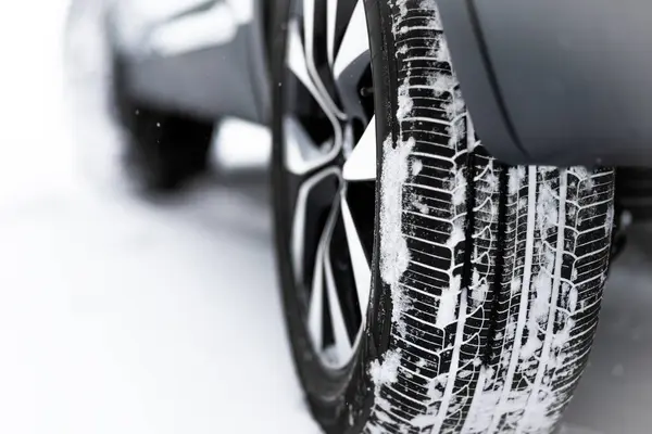 Közelkép Egy Téli Gumiabroncsról Autógumik Részletezése Télen Hófödte Úton — Stock Fotó