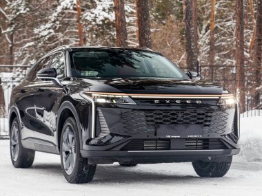 Novosibirsk, Rusya - 05 Ocak 2024: Siyah EXEED RX bir şehrin parkı. Başka araba ve insan yok.. 