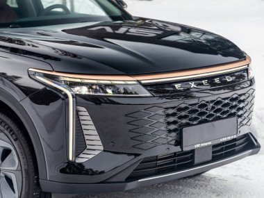 Novosibirsk, Rusya - 05 Ocak 2024: Siyah EXEED RX, temiz ışıklı araba, tampon, sis lambası