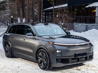 Novosibirsk, Rusya - 05 Ocak 2024: gri LI L9, SUV kış zamanı park halinde, ön manzara