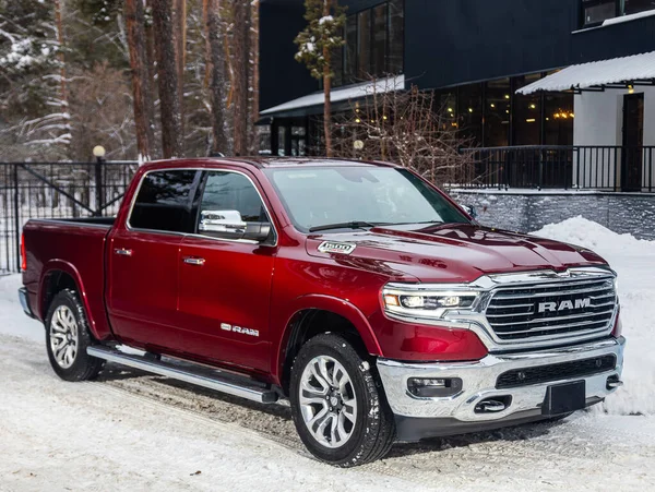 Novosibirsk Rusya Ocak 2024 Kırmızı Dodge Ram 1500 Diesel Kamyonet — Stok fotoğraf