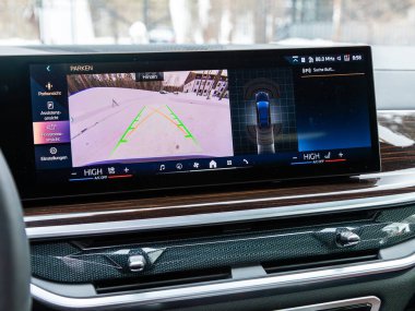 Novosibirsk, Rusya - 05 Ocak 2024: siyah BMW X7, ekranlı ters kamera, düğmeler - modern arabanın detayları ve kontrolleri.