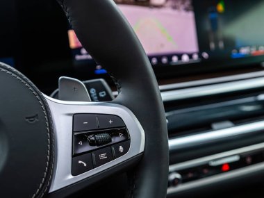 Novosibirsk, Rusya - 05 Ocak 2024: siyah BMW X7, fonksiyon düğmeli araba direksiyonunu kapat