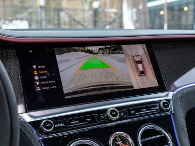 Novosibirsk, Rusya - 05 Ocak 2024: Beyaz Bentley Continental GT, Monitörlü ters kamera, düğmeler - modern arabanın detayları ve kontrolleri.
