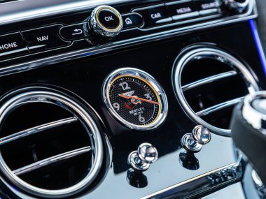 Novosibirsk, Rusya - 05 Ocak 2024: Beyaz Bentley Continental GT, arabanın havalandırma sistemini ve saatini retro tarzda kapat - modern bir arabanın detayları ve kontrolleri.