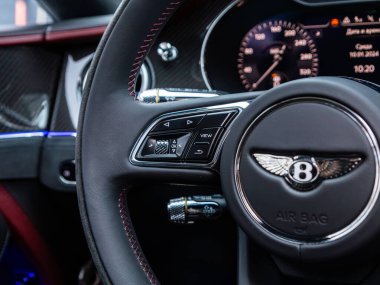 Novosibirsk, Rusya - 05 Ocak 2024: Beyaz Bentley Continental GT, fonksiyon düğmeleri olan araba direksiyonunu kapat