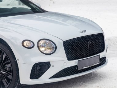 Novosibirsk, Rusya - 05 Ocak 2024: Beyaz Bentley Continental GT, temiz ışıklı araba, tampon, sis lambası