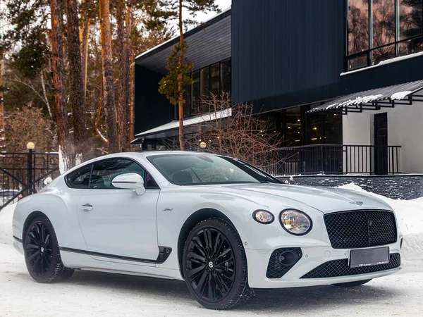 Nowosybirsk Rosja Stycznia 2024 Biały Bentley Continental Zaparkowany Mieście Zimą — Zdjęcie stockowe