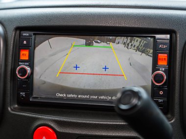 Novosibirsk, Rusya - 15 Ocak 2024: gümüş Nissan Küpü, monitörlü ters kamera, düğmeler - modern arabanın detayları ve kontrolleri. 