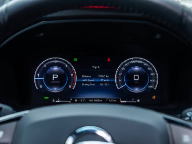 Novosibirsk, Rusya - 15 Ocak 2024: yeşil SsangYong Rexton Khan SUV, Araç paneli, dijital parlak hız göstergesi, kilometre sayacı ve diğer araçlar