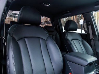 Novosibirsk, Rusya - 15 Ocak 2024: Yeşil SsangYong Rexton Khan SUV, yakın plan siyah başlık koltuğu hakiki deriden yapılmış.