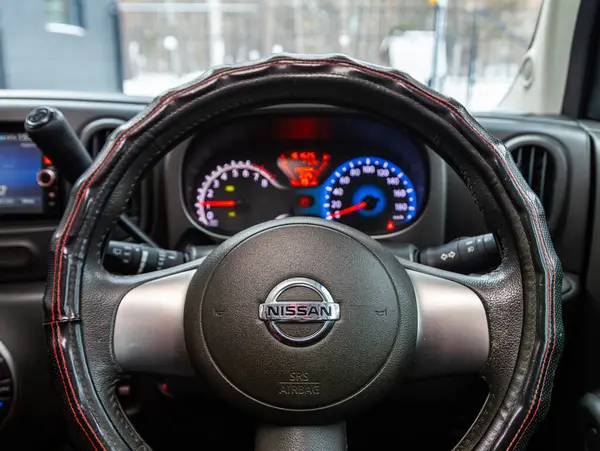 Novosibirsk Rusya Ocak 2024 Gümüş Nissan Küpü Araç Paneli Dijital — Stok fotoğraf