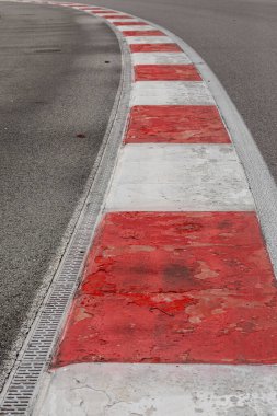 Asfalt bir yolda lastik izleri, yarış pisti dokusu ve arka planı, soyut arka plan siyah lastik izi. Asfalt yolda fren izleri var.