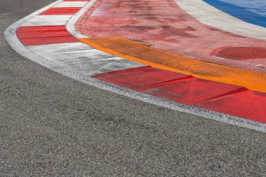 Asfalt bir yolda lastik izleri, yarış pisti dokusu ve arka planı, soyut arka plan siyah lastik izi. Asfalt yolda fren izleri var.