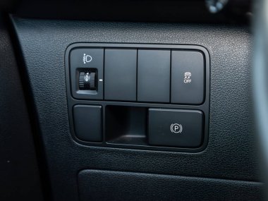 Novosibirsk, Rusya - 02 Şubat 2024: Hyundai Grand Starex, araba panelinde siyah far düğmeleri var, marka yok