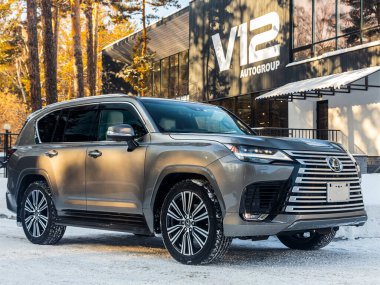 Novosibirsk, Rusya - 02 Şubat 2024: Lexus LX 600, kışın kente park edilmiş, ön manzara