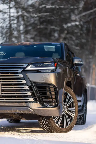 Novosibirsk, Rusya - 02 Şubat 2024: Lexus LX 600, Model, araba reklamcılığı için afiş. Gri yeni araba ön görünümü: Ksenon far, yan ayna, tampon ve kış zamanı başlık