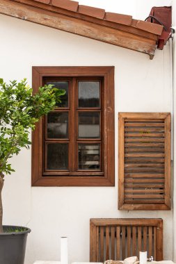 Güzel, siyah, dövülmüş bir çitin, eski bir evin penceresinde panjurları olan yakın plan fotoğrafı.