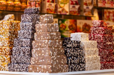 Doğu tatlıları. Fındıklı geleneksel Türk baklavası Arap tatlısı, baklava, halva, dükkan vitrininde Türk lokumu