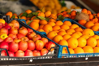 Seçilen taze meyvelerin olduğu bir dükkan vitrininin yakın çekimi: sağlıklı bir yaşam tarzı için elmalar, portakallar