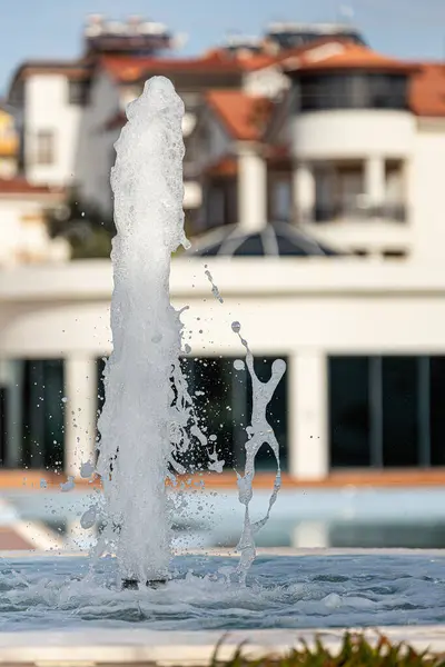 Wasserstrahlen Mit Vielen Tropfen Und Blasen Unter Den Sonnenstrahlen Auf — Stockfoto
