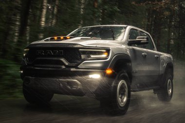  Novosibirsk, Rusya - 27 Temmuz 2023: Mavi Dodge Ram Trx Havok versiyonu, sıcak bir günde bir ormanın arka planına karşı araba sürmek