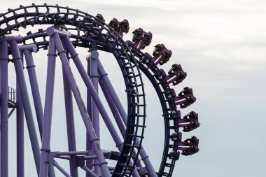 Lunaparkta virajlar, dönüşler, mağaralar, döngüler...