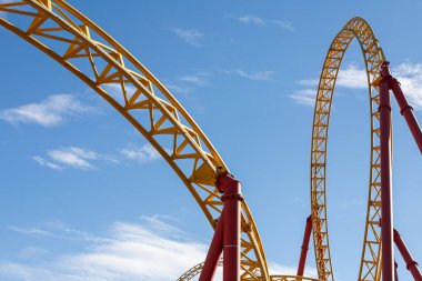 Lunaparkta virajlar, dönüşler, mağaralar, döngüler...