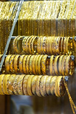 Kuyumcu vitrininde altın bilezikler, zincirler var. 