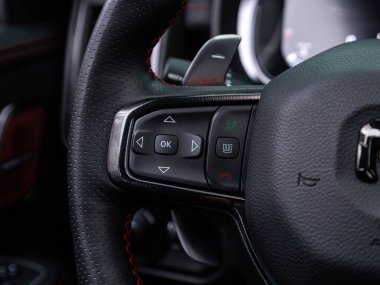 Novosibirsk, Rusya - 10 Şubat 2024: DODGE RAM TRX, direksiyon, Müzik, Kontrol Sistemi Fonksiyonu ve arabada sesli telefon. modern araba iç mimarisi