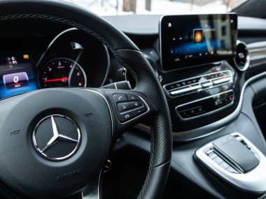Novosibirsk, Rusya - 10 Şubat 2024: Mercedes-Benz V-Class, direksiyon, Müzik, Kontrol Sistemi Fonksiyonu ve arabada sesli telefon. modern araba iç mimarisi