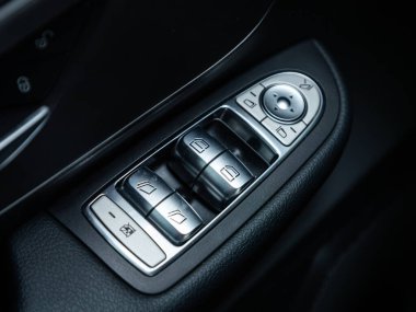 Novosibirsk, Rusya - 10 Şubat 2024: Mercedes-Benz V-Sınıfı, yan kapı düğmeleri: pencere ayarlama düğmeleri, kapı kilidi. 