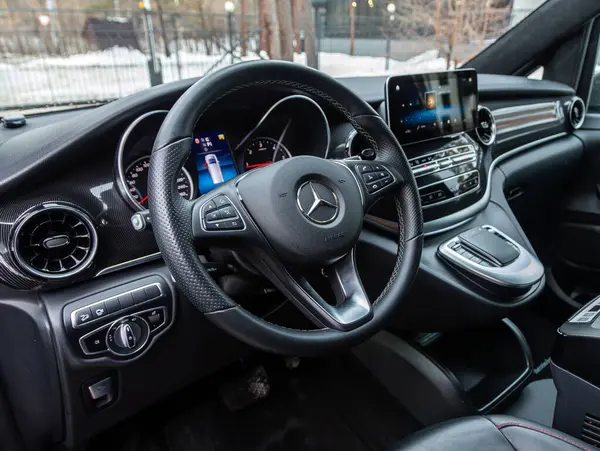 Novosibirsk Rússia Fevereiro 2024 Mercedes Benz Class Carro Interior Volante — Fotografia de Stock