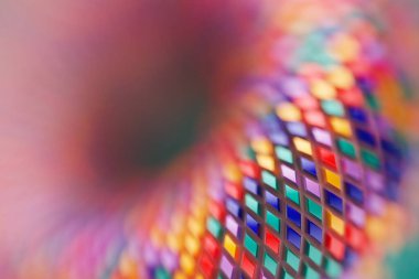 Cilt renginde eşkenar dörtgenlerin 3 boyutlu çizimi, yumuşak odaklanma. Paralelkenar desen. teknoloji geometri neon arkaplanı