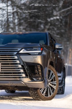 Model, araba reklamı için afiş. Gri yeni araba ön görünümü: Ksenon far, yan ayna, tampon ve kış zamanı başlık