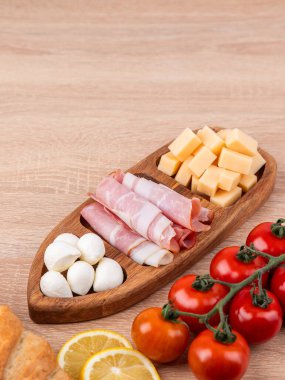 Tatil için masa hazırlıyorum. Tekne şeklinde ahşap bir menazhnitsa. Mutfak tabağı, sofra kurma, doğal stil..