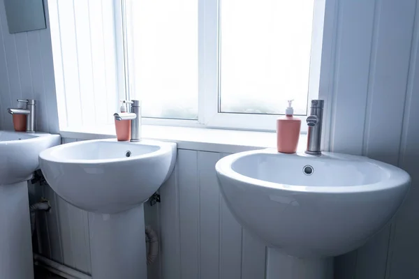White Sink Public Toilet Soap Background Toilet — Stock Photo, Image